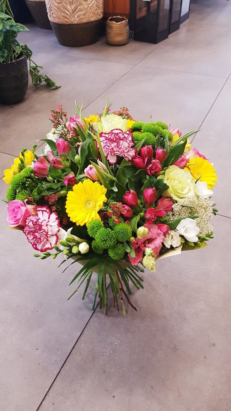 freesia-and-dahlia-arrangement