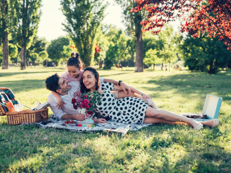 How to plan the perfect Valentine&rsquo;s day picnic