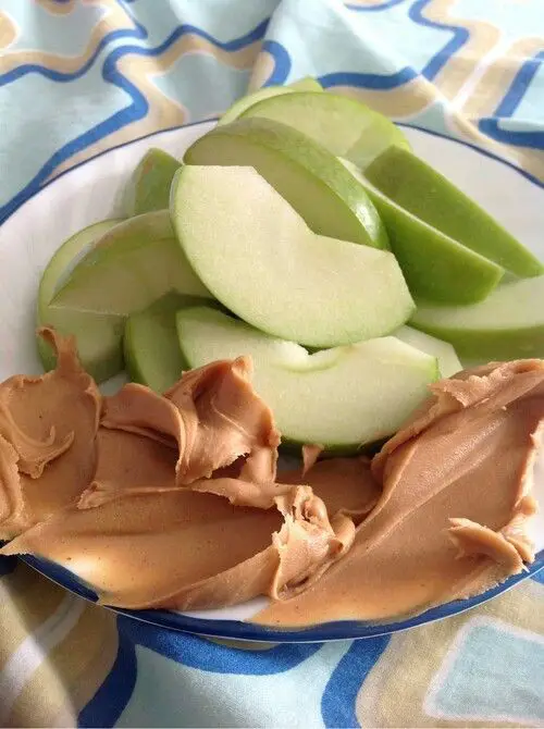 green-apple-slices-with-peanut-butter