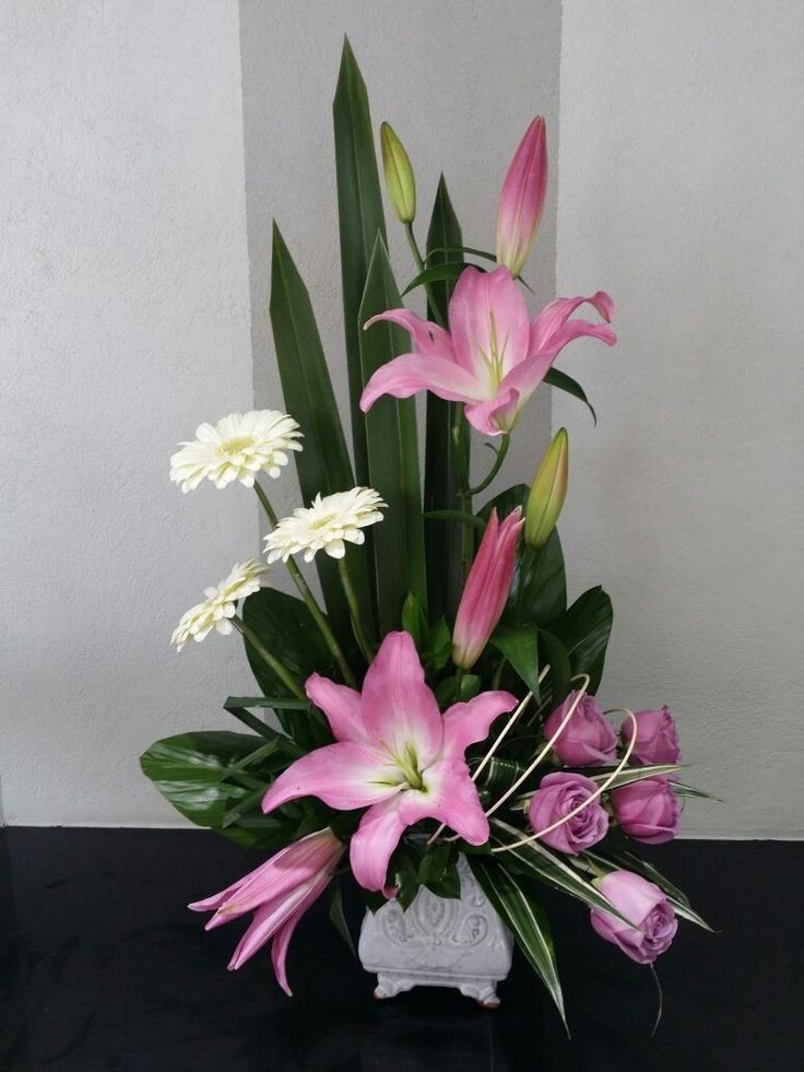 hibiscus-and-fern-arrangement-spring-flower-arrangements