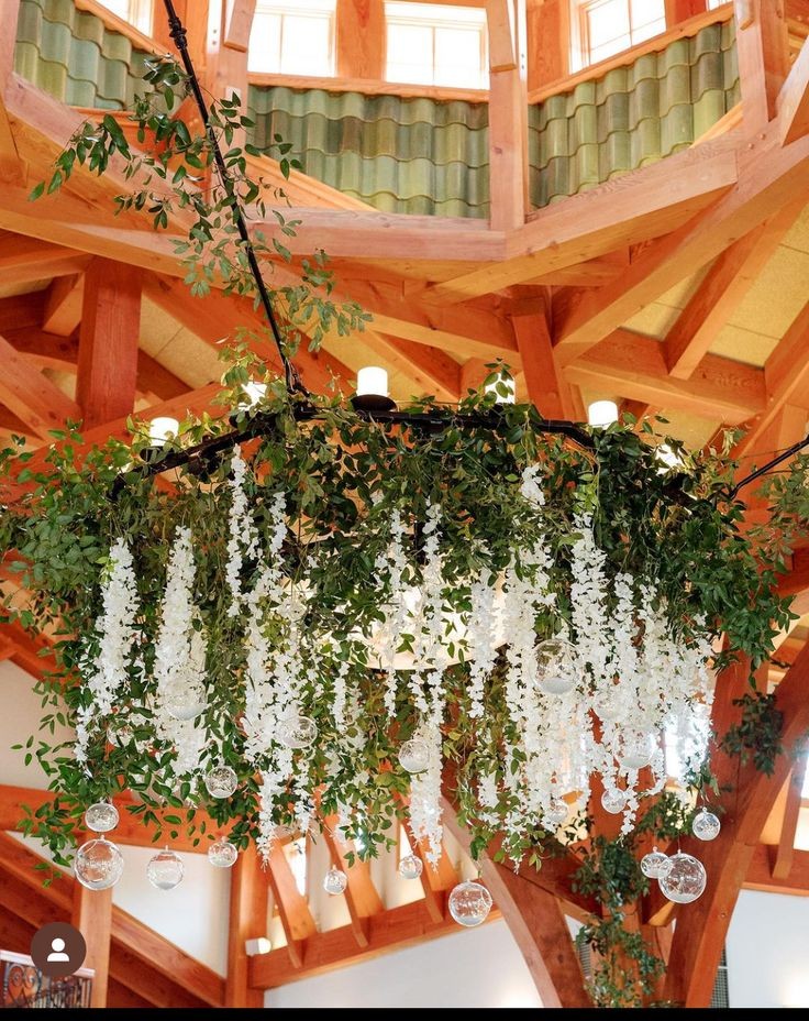 wisteria-and-jasmine-garland-spring-flower-arrangements