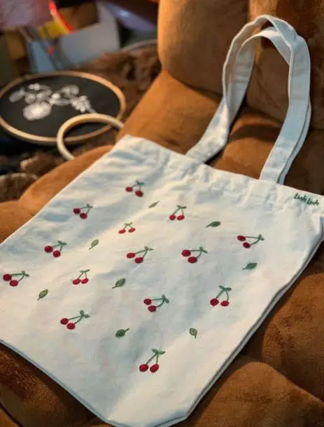 embroidered-tote-bag-diy-gift-ideas