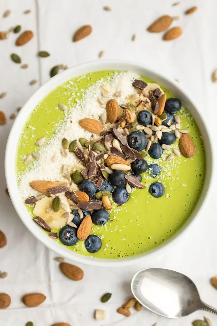 green-smoothie-bowls-st-patrick's-day-themed-snacks