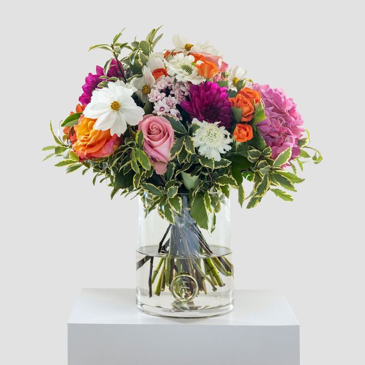 vase-of-fresh-flowers-spring-mantle-decor-ideas