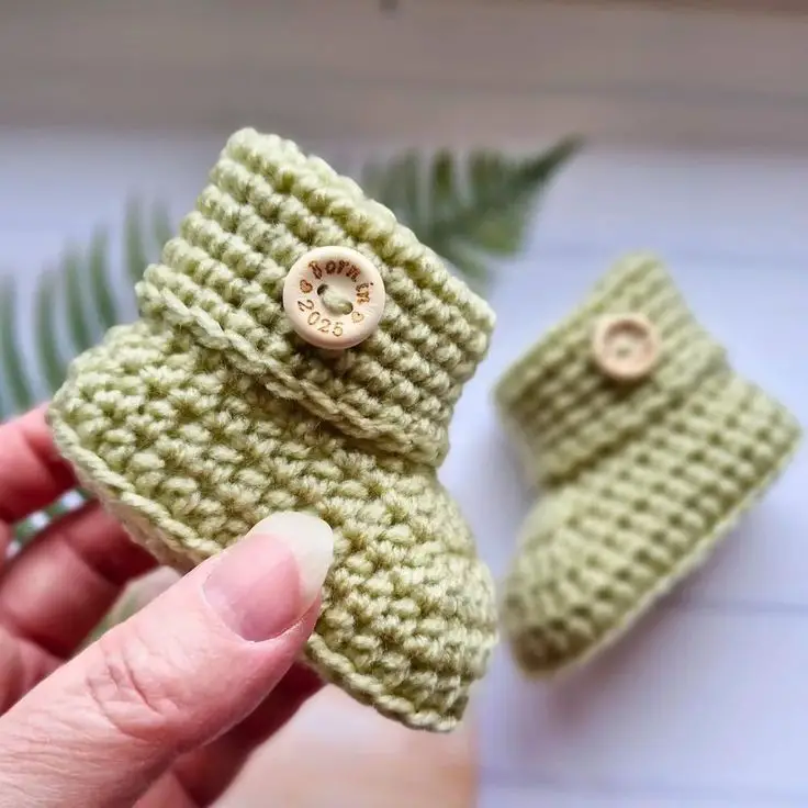 handmade-baby-booties-diy-baby-shower-gifts