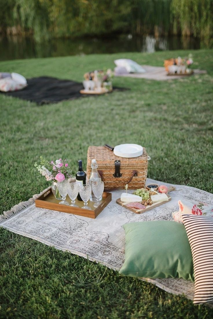 outdoor-picnic-style-reception-spring-wedding-ideas