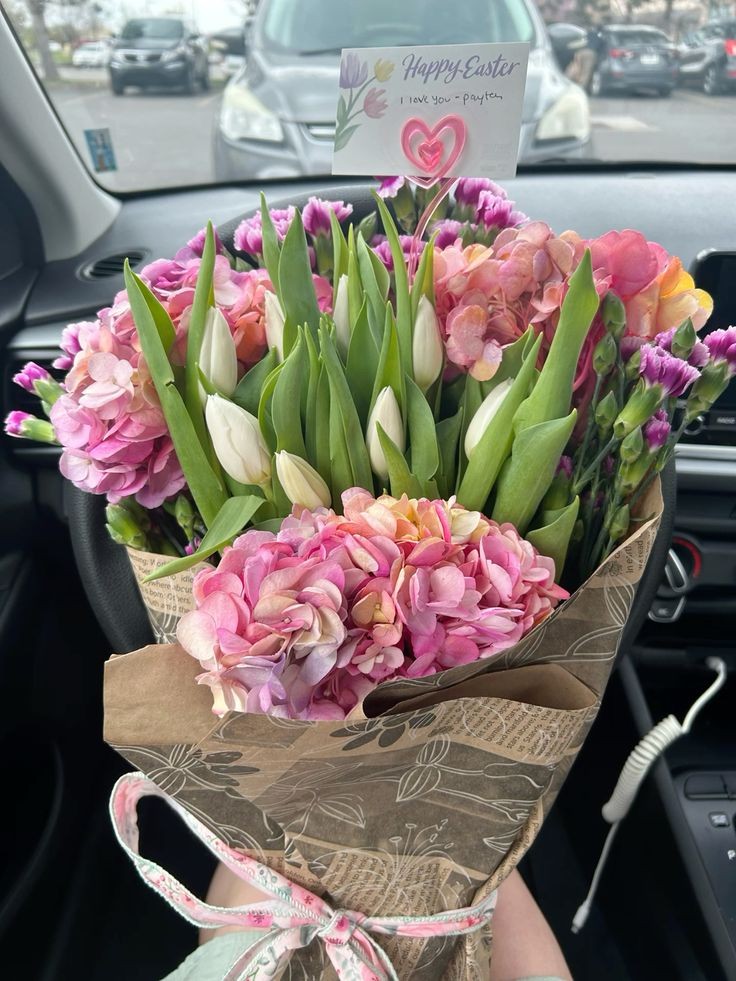 tulip-and-hydrangea-centerpieces