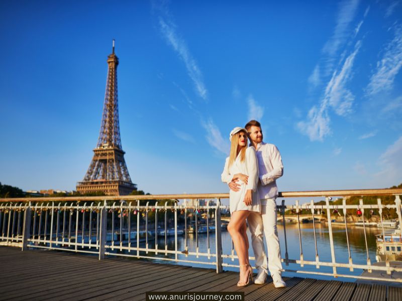 Couples-visit-the-Eiffel-Tower