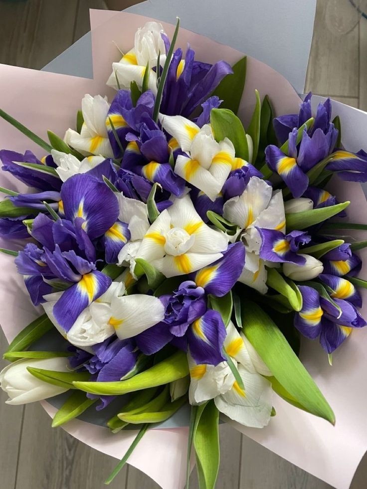 violet-and-white-lily-arrangement