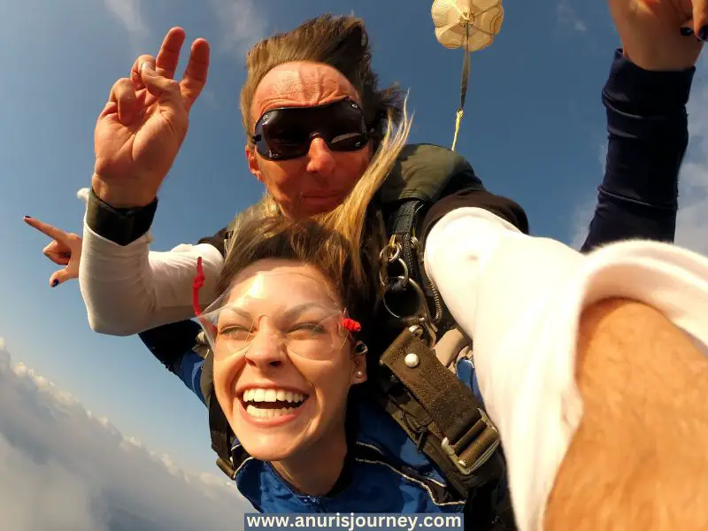 couples-skydiving-as-one-of-the-anniversary-day-ideas