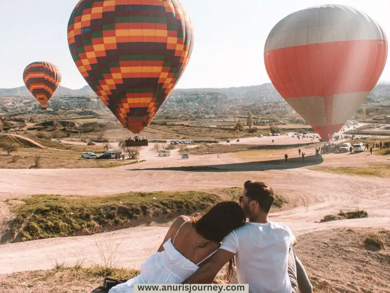 couples-hot-air-balloon-ride-as-one-of-the-anniversary-day-ideas