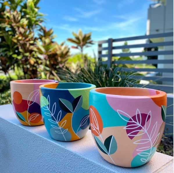 colorful-ceramic-pots-spring-mantle-decor-ideas