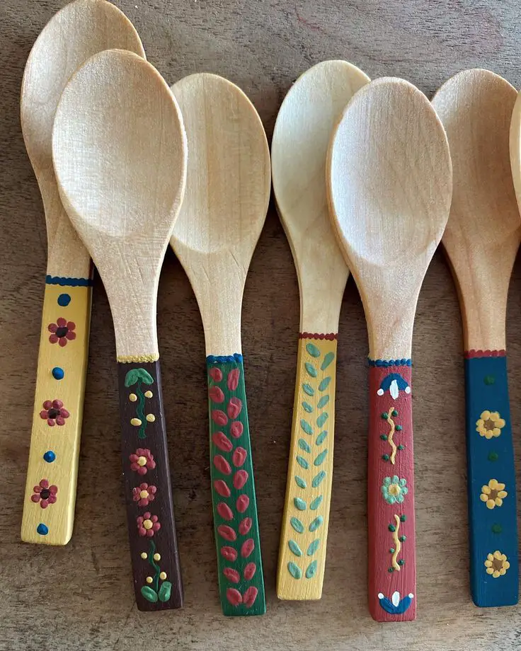 painted-wooden-spoons-diy-gift-ideas