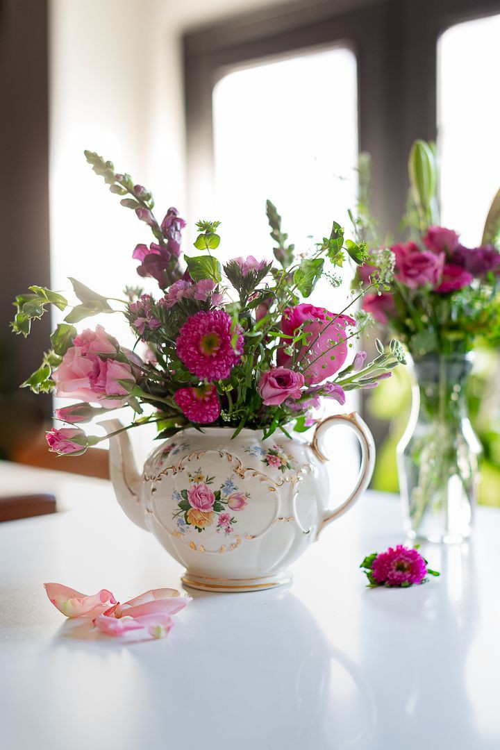 vintage-teapot-arrangement-spring-centerpieces-ideas