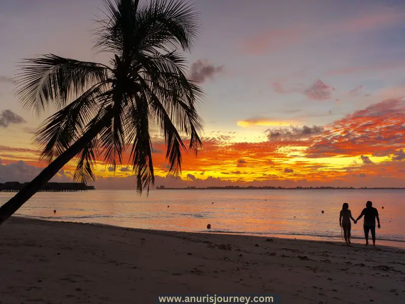 couple-watch-sunrise-together-as-one-of-anniversary-day-ideas