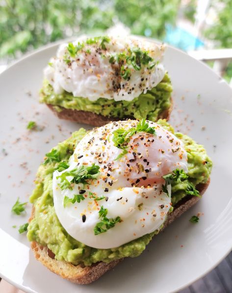 Avocado-Toast-with-Poached-Eggs