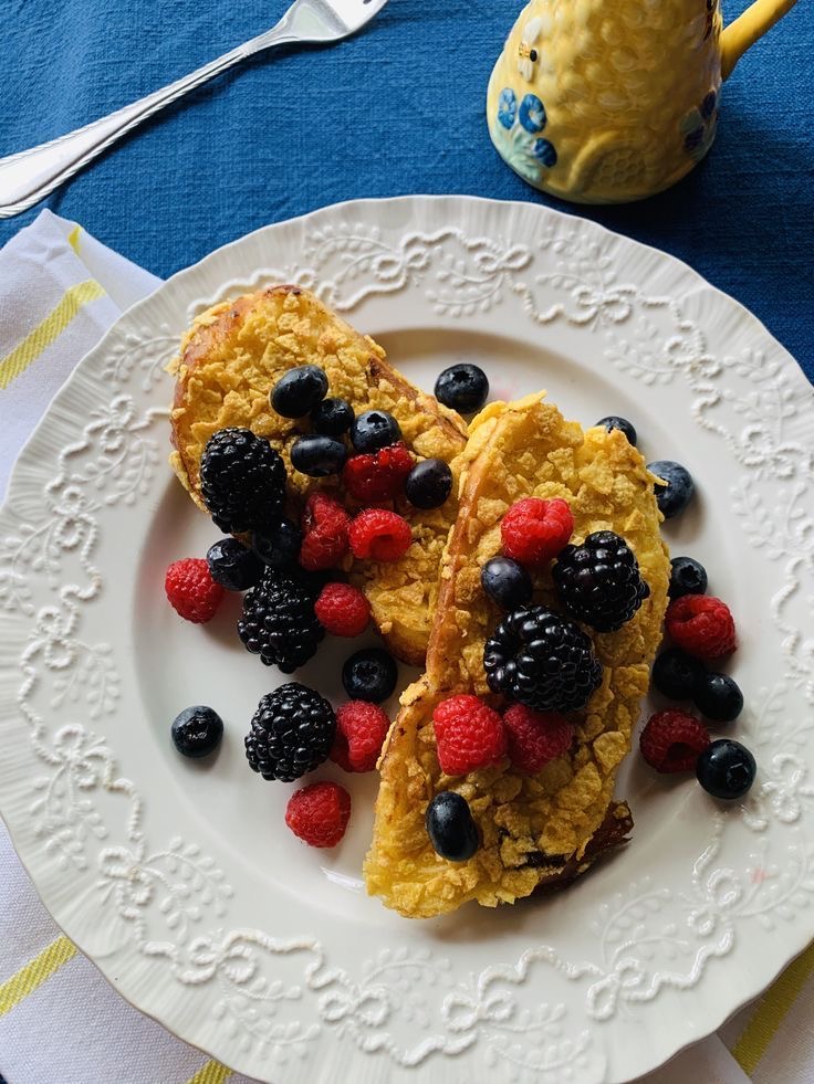 Classic-French-Toast-with-Fresh-Berries