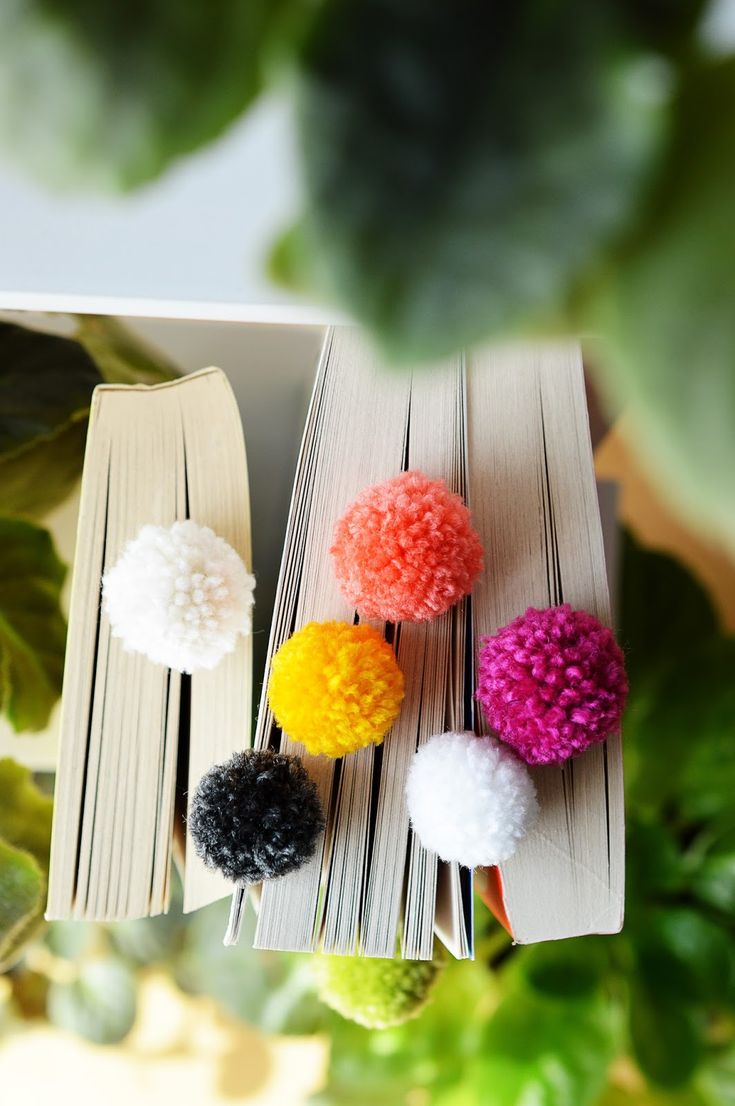 DIY-POM-POM-BOOKMARKS