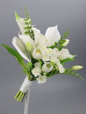 Elegant-White-Lilies-and-Calla-Lilies