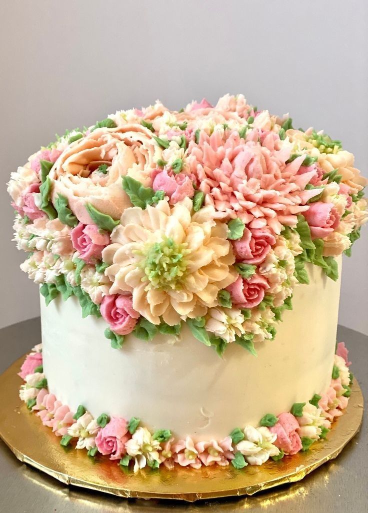 Floral-Cake-with-Edible-Sugar-Flowers.