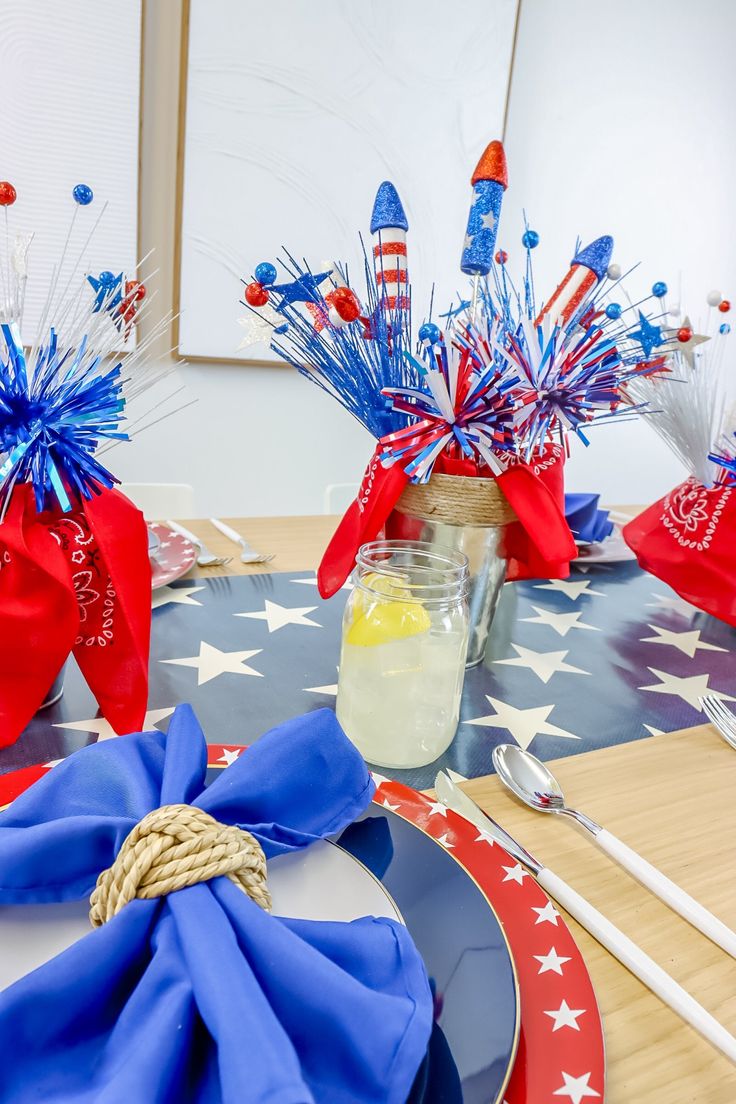 Floral-Firework-Fantasy.-as-35-Stunning-Red-White-Blue-Tablescapes-for-an-Instagram-Worthy-July-4th