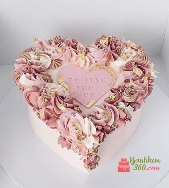 Heart-Shaped-Cake-with-Buttercream-Roses