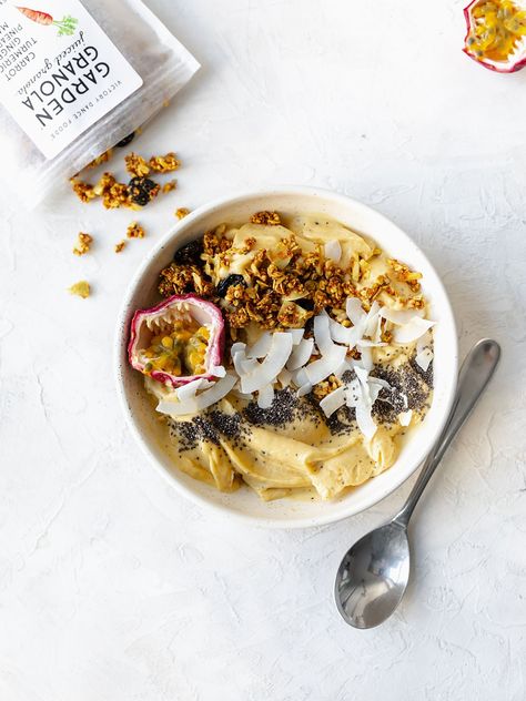 Mango-Smoothie-Bowl-with-Granola-and-Coconut-Flakes