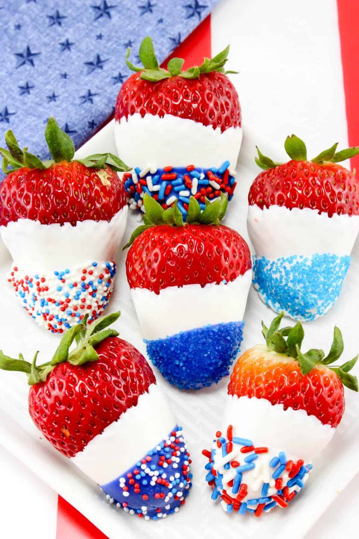 Patriotic-Chocolate-Covered-Strawberries-as-37-Patriotic-Desserts-That-Will-Steal-the-Show-This-Independence-Day.