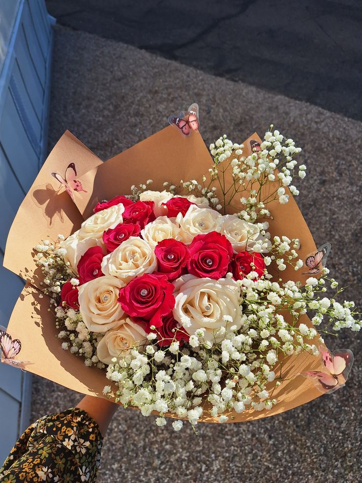 Romantic-Red-and-White-Roses-with-Babys-Breath.