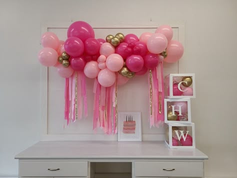 Balloon-Garland-Around-the-Room.