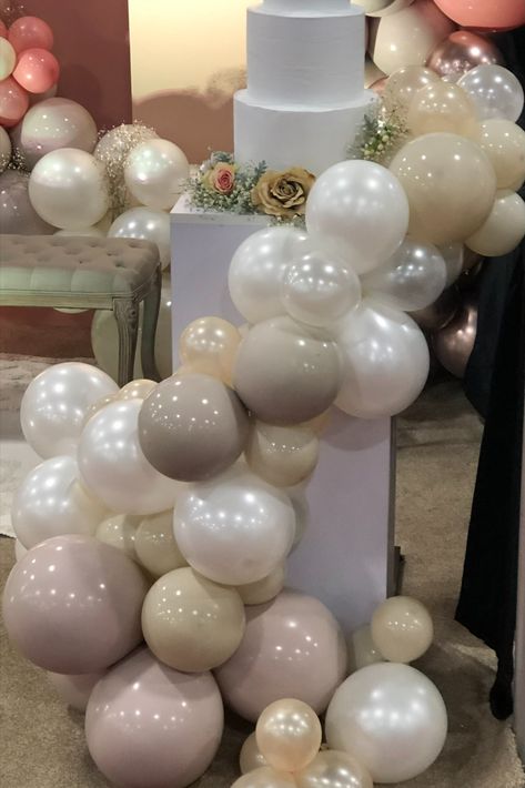 Balloon-Only-Cake-Table-as-25-Gorgeous-Mothers-Day-Balloon-Decoration-Ideas-for-a-Memorable-Party.