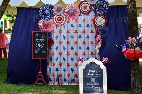 DIY-Photo-Booth-with-Props.