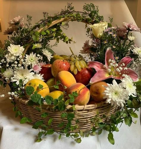 Fruit-Basket-with-Floral-Accents