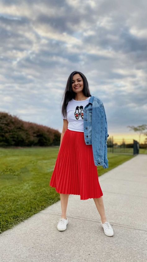 Patriotic-Pleats-as-37-Red-White-and-Blue-Outfits-for-a-Stylish-4th-of-July-Celebration