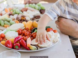 Toddler-arranging-vegetables-on-a-plate