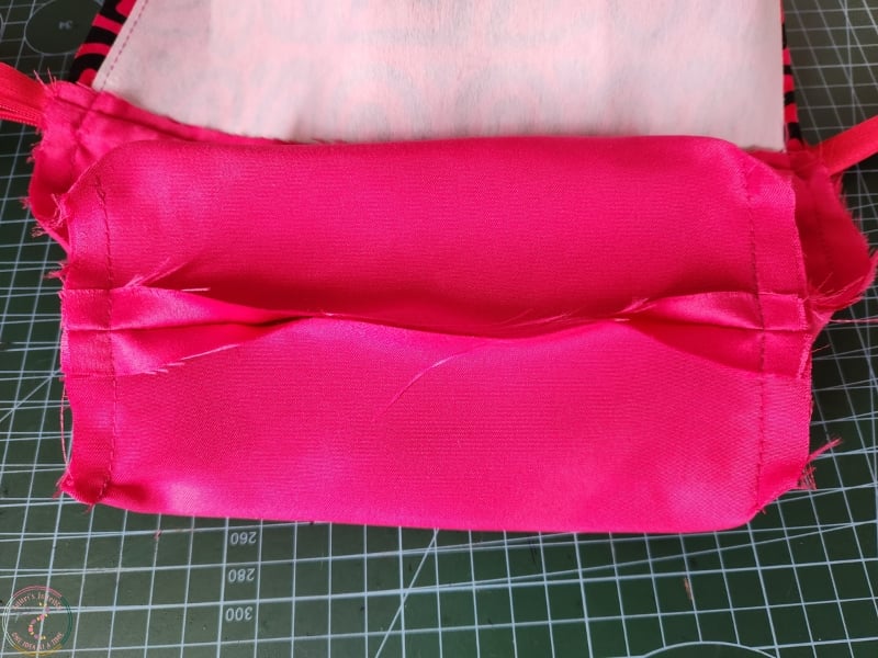 sew-the-edges-diy-makeup-bag