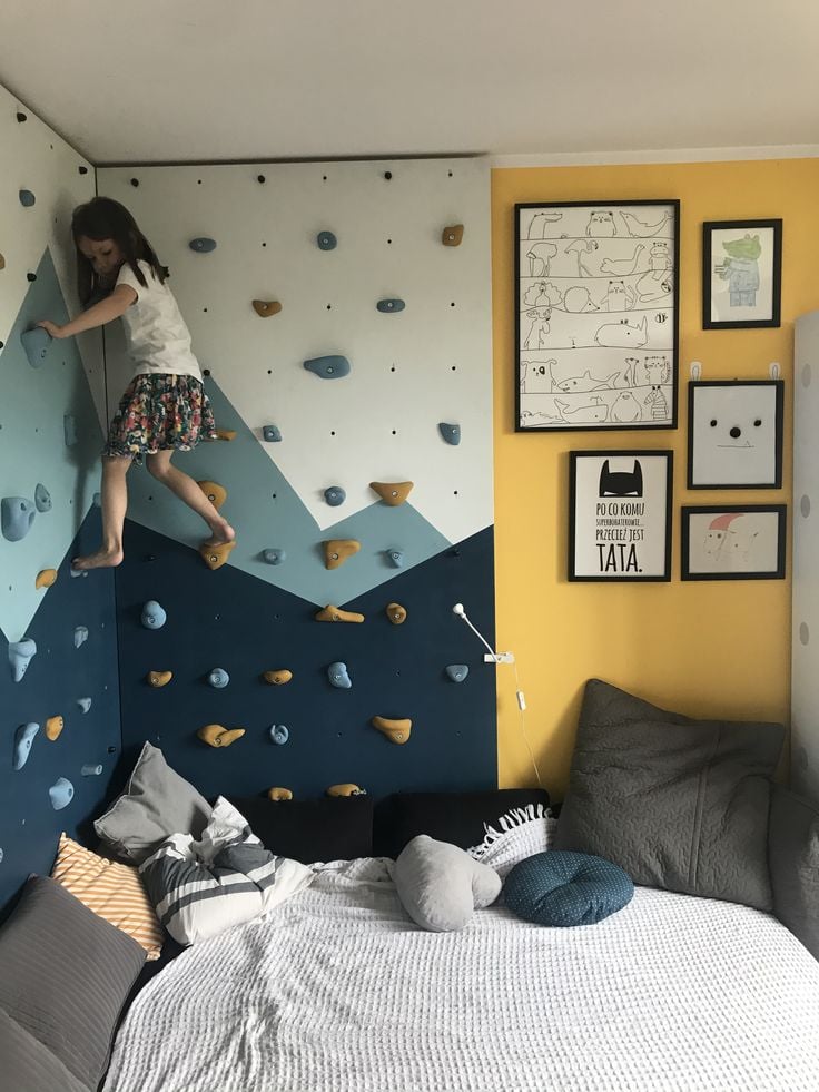 Rope climbing wall