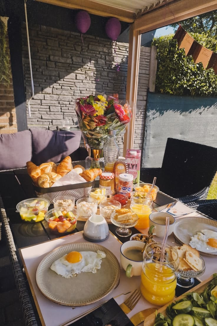 Birthday-Brunch-Theme-For-a-Relaxed-Daytime-Celebration