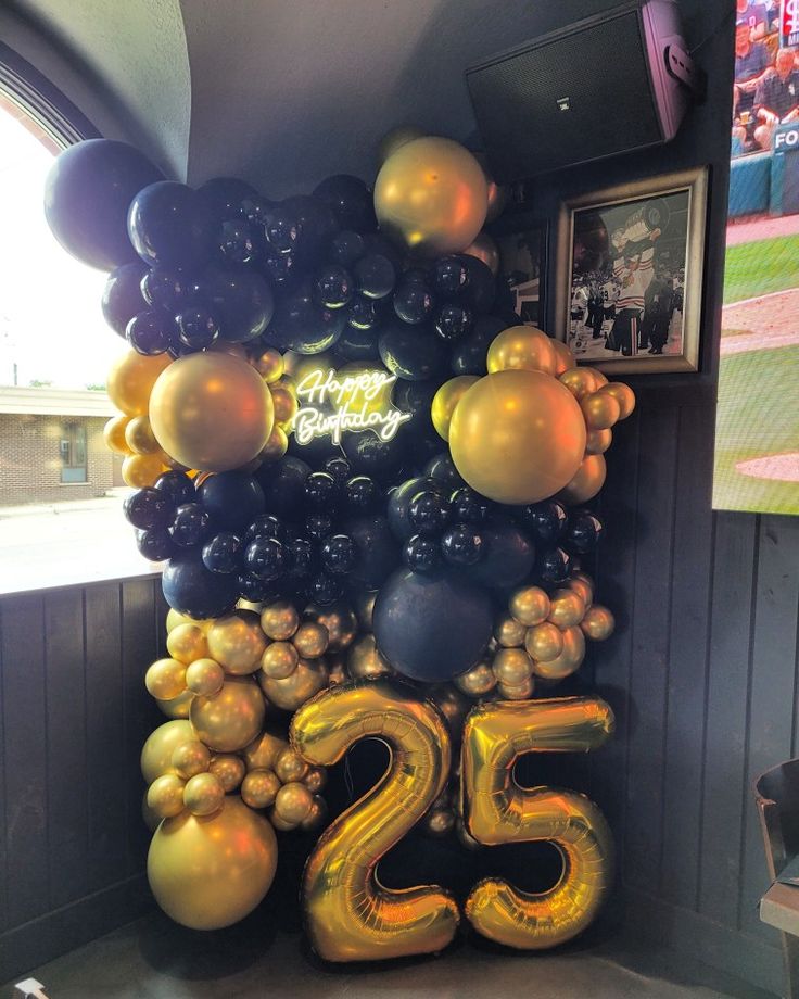 Black-and-Gold-25th-Birthday-Party-Ideas