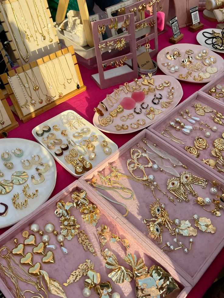 The-DIY-Jewelry-or-Keychain-Bar.