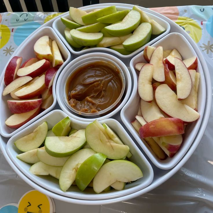 Apple-Slices-with-Caramel-Dip