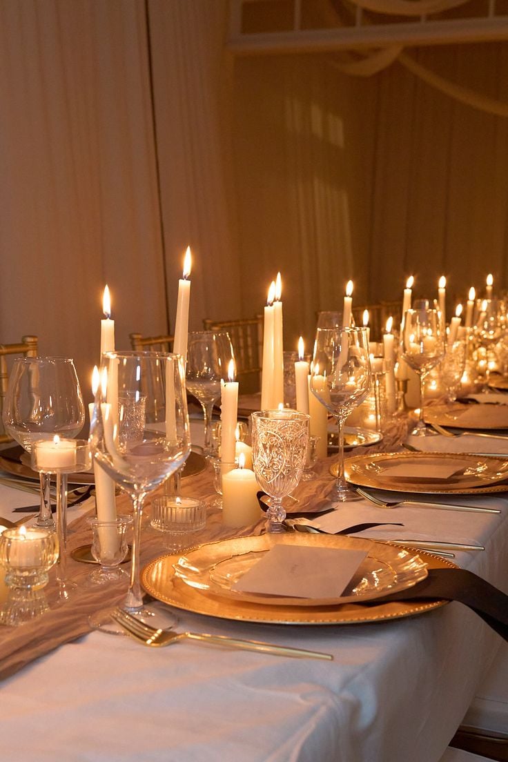 Candlelit-Dinner-Elegant-Birthday-Party-Themes-for-Adults
