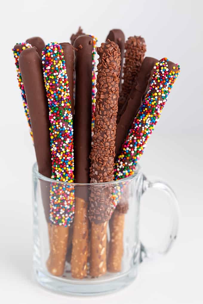 Chocolate-Dipped-Pretzel-Rods.
