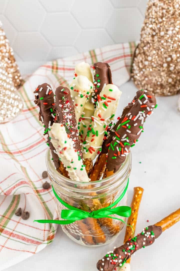 Chocolate-Dipped-Pretzels.