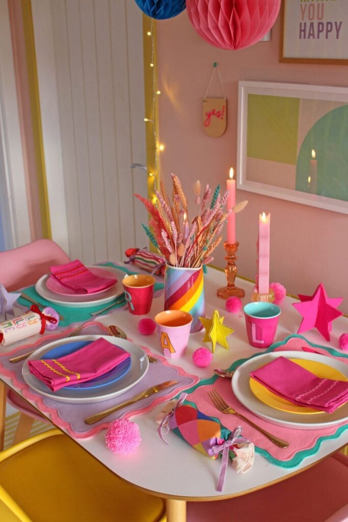 Colour-Matched-Tableware-as-Decoration.