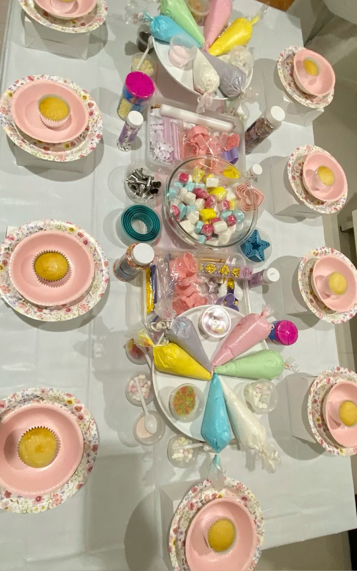 Cupcake-Decorating-Fun-Birthday-Ideas-for-a-Girls-Night