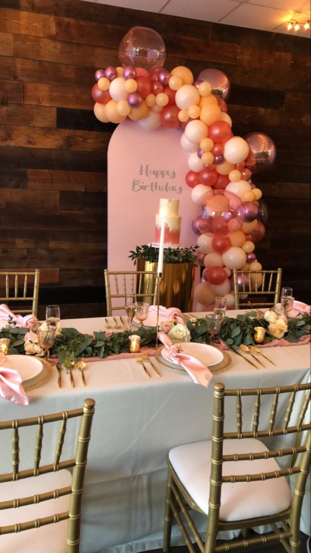Elegant-Balloon-Garland-Behind-the-Table
