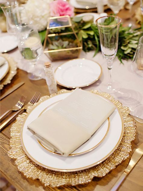 Gold-Charger-Plates-With-Cloth-Napkins