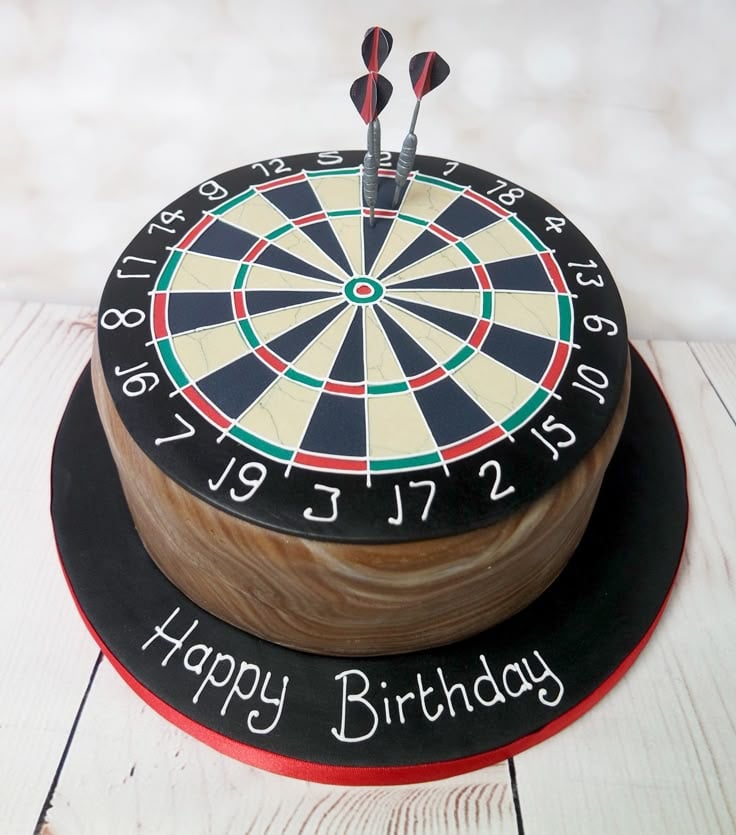 Hit-the-Bullseye-With-a-Dartboard-Cake.