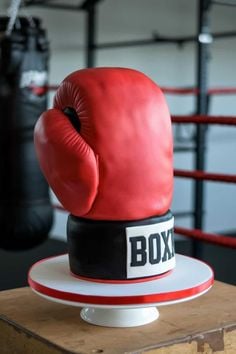 Land-a-Knockout-With-a-Boxing-Glove-Cake